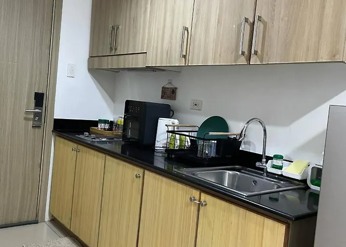 Walking Distance To Mall Of - Spacious With Hot Shower And Balcony 4* Manila